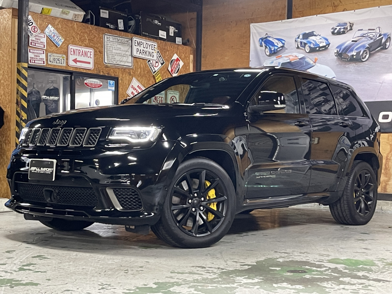 ジープ グランドチェロキー TRACK HAWK  6.2SUPERCHARGED 707HP ルビーレッドレザー　パノラマ　中間ストレート