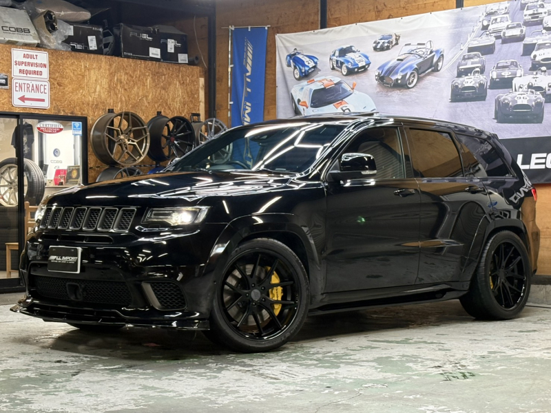 ジープ グランドチェロキー トラックホーク　6.2L　スーパーチャージャー　フェラーダ22AW　CORSAインテーク　パノラマ　カープレイ