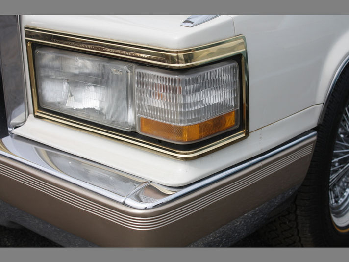 キャデラックブロアム　リアフィラーリプロ品 80-92 キャデラック ブロアム リアバンパー センターフィラー